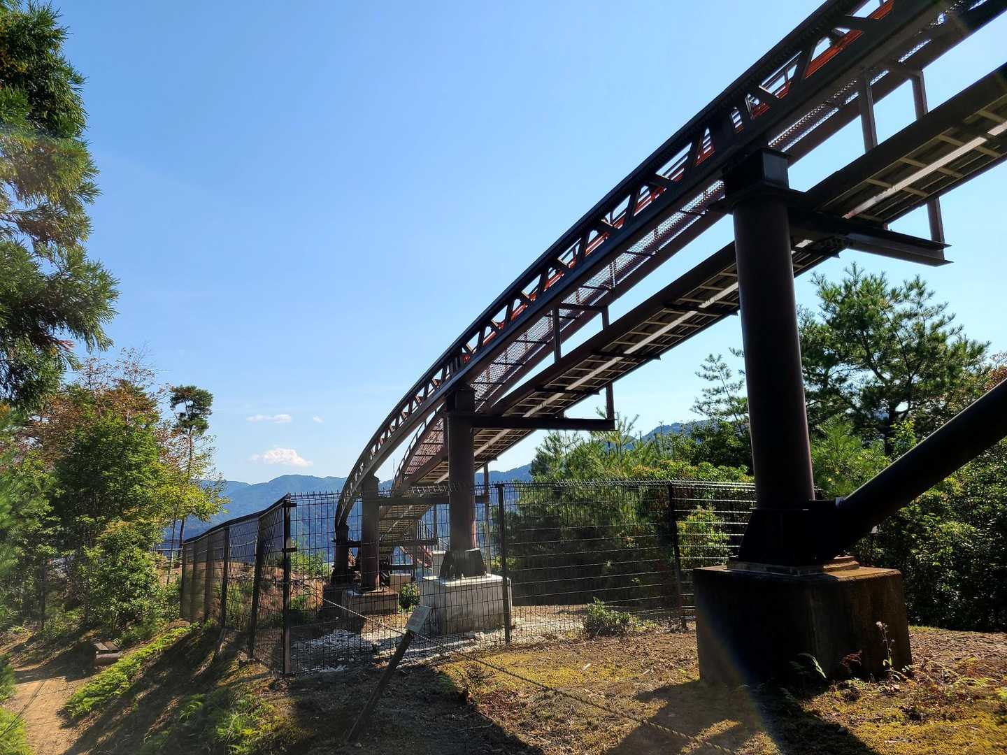 モノレール🚝のレールの横を歩きます