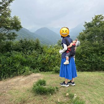爆睡1歳児をおんぶする婆さん