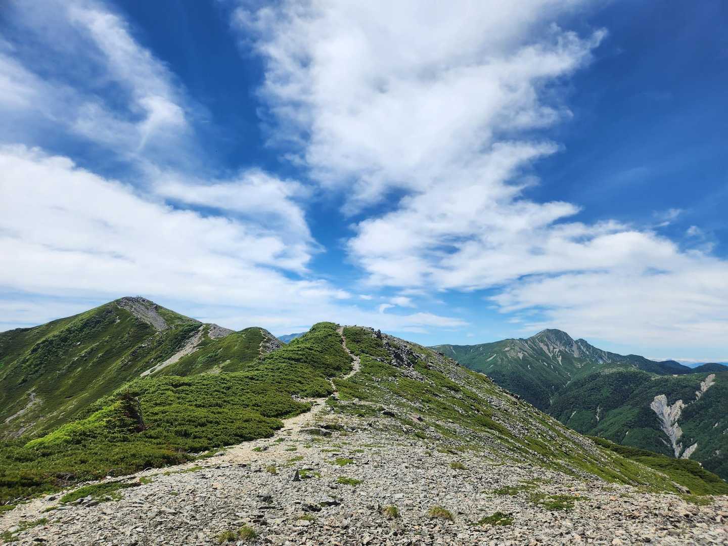 広河内岳への稜線✨
右側に塩見岳