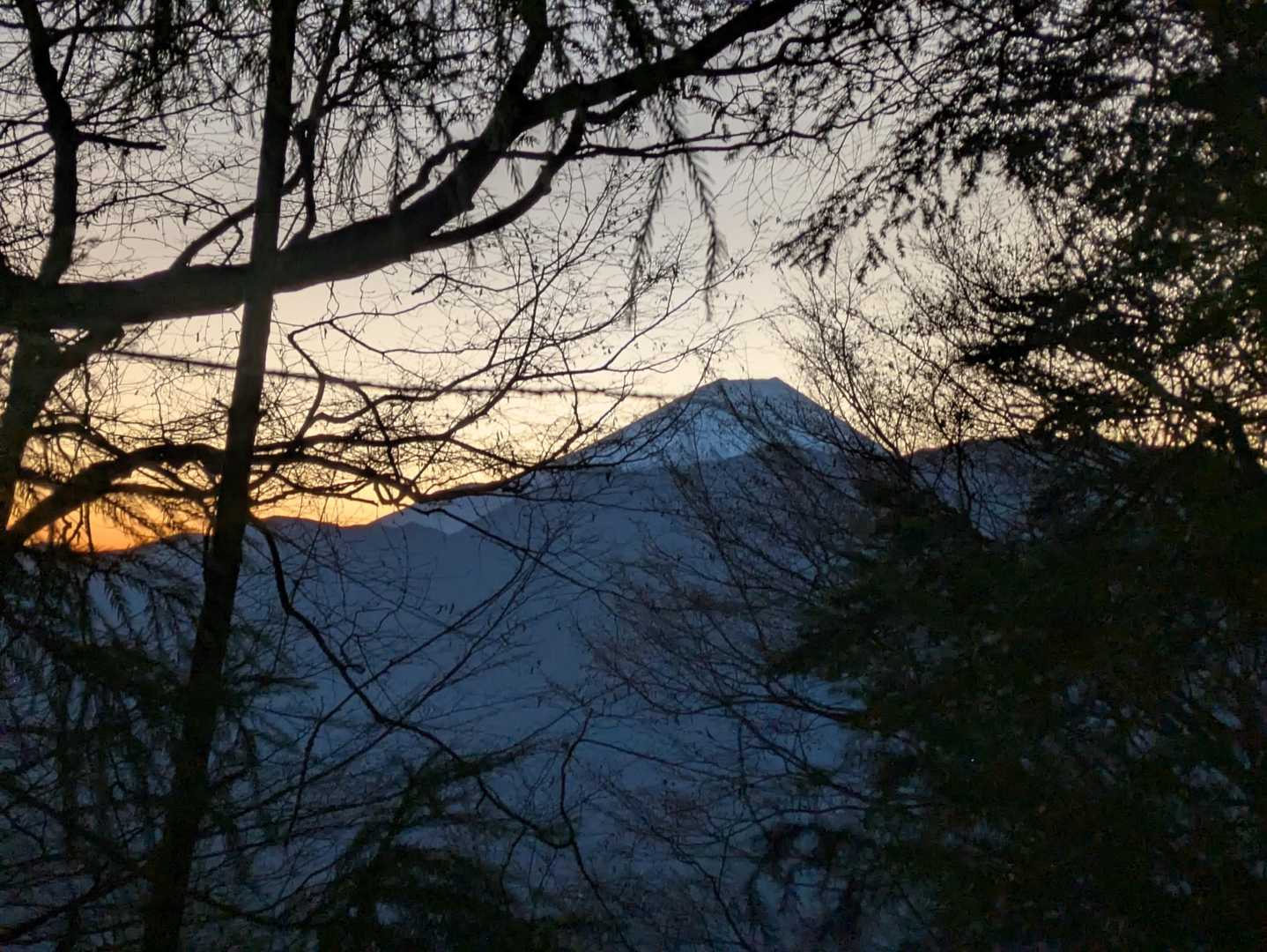 段々と明るくなってきました！天子山地が邪魔して富士山は先っぽだけ…