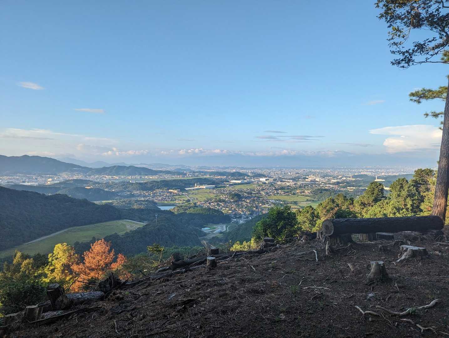 山頂に丸太のベンチ
展望も良くてのんびり朝のコーヒータイム
