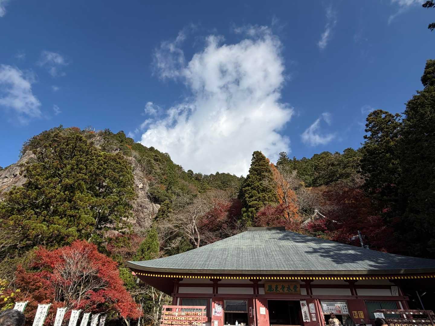 鳳来寺までやってきました🙌
ここには鳳来寺パークウェイを利用して車で上がってきた方もたくさんいて賑やかでした。