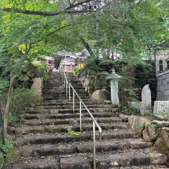 鷲林寺の本堂に安全祈願しての登山開始です。