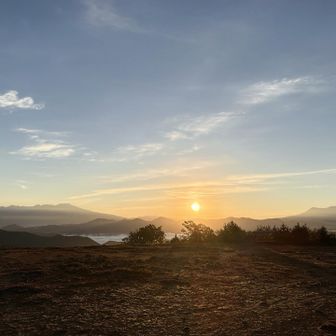 乗鞍岳、御嶽山の間から朝日が、、スキー場頂上にて