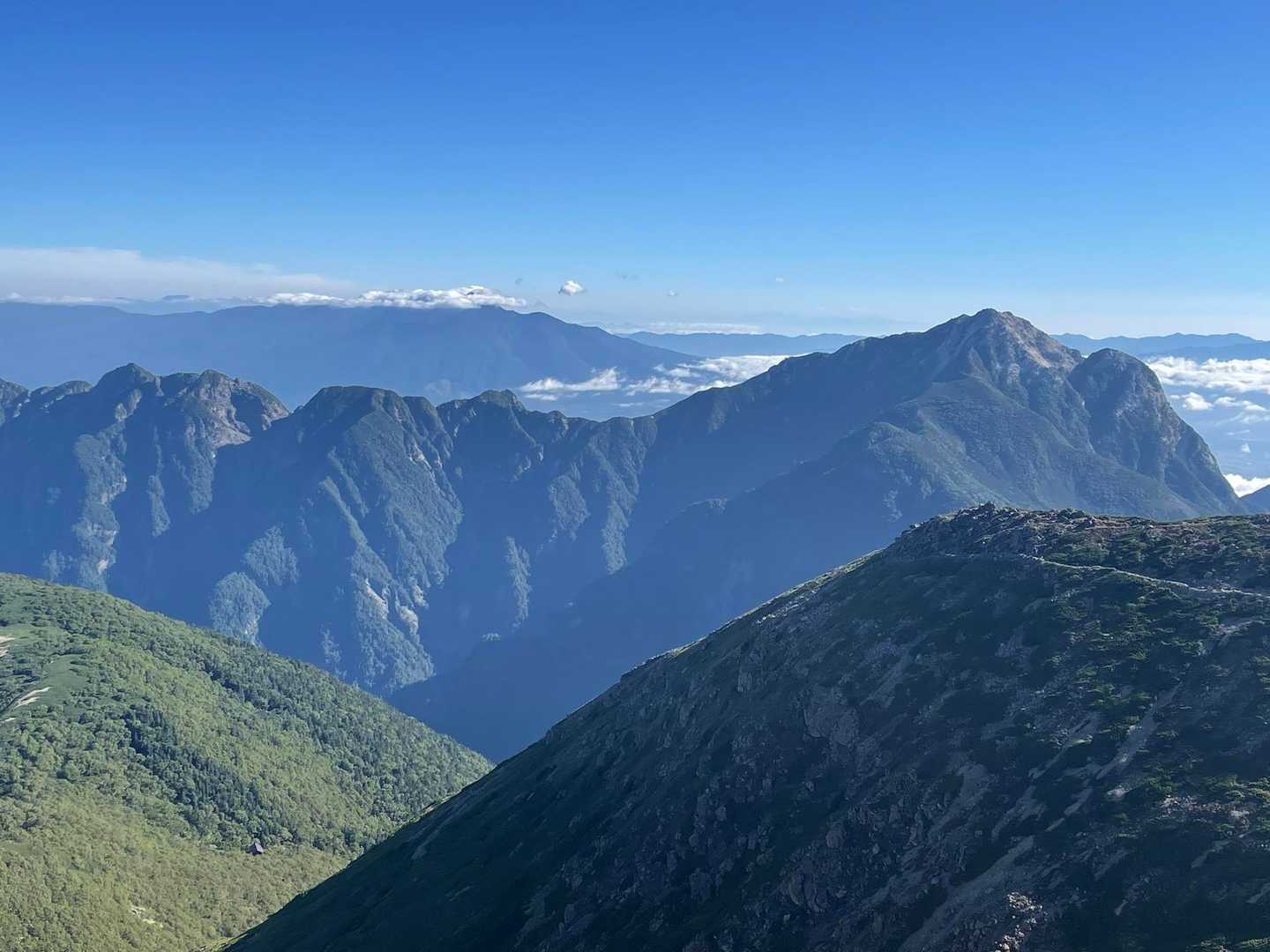 甲斐駒ヶ岳と鋸岳
奥は八ヶ岳