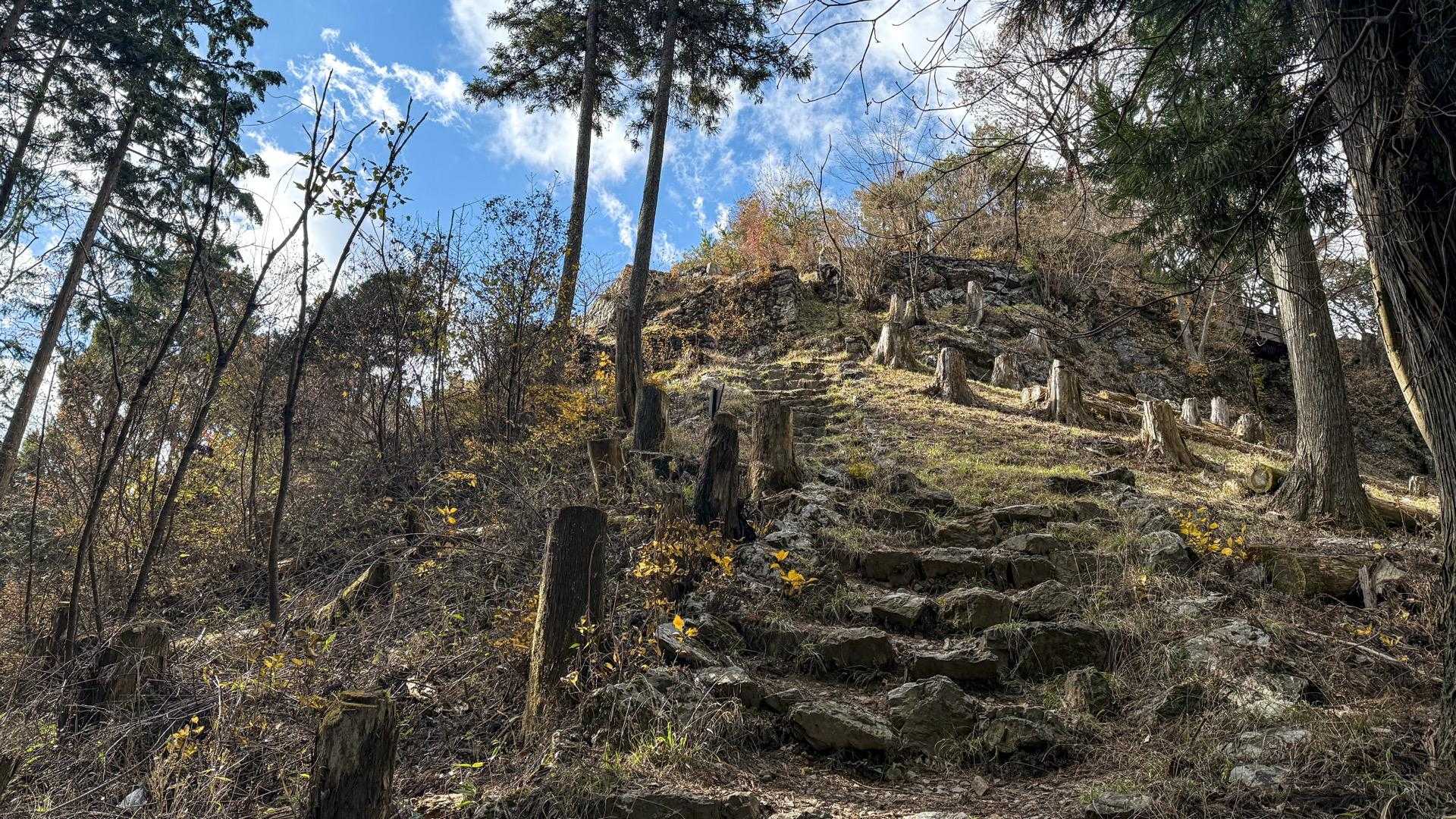 城郭風の遺構が見えて　日の出山の山頂！