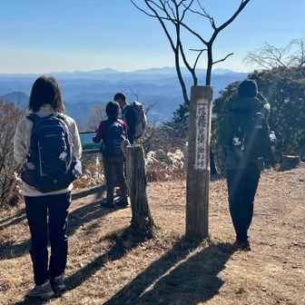 山頂からの景色、下山前に名残惜しく眺めます🥲眺めるのはやっぱり丹沢方面😊いつも見てるんだけどね😆