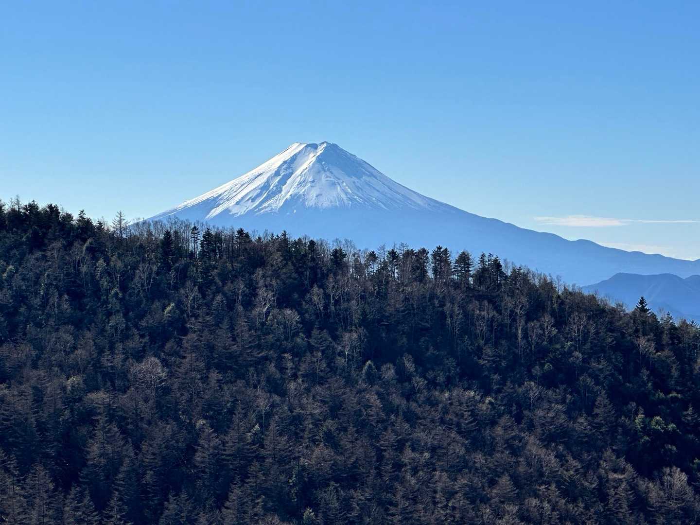 標高が上がるにつれて黒岳の後ろから富士山が出てきたよ