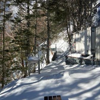 小屋前で装備整えながら、小屋番さんとお話ししていました