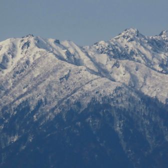 燕岳です。合戦尾根とその先に燕山荘。