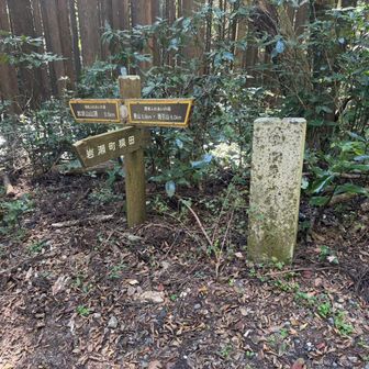 この看板を見て、ふと気がつきました。
雨引山って、この後登る山ですよね？あと6kmもあるんですか？さらにその先に御嶽山もあるんですけど？駅まで遠いなぁ。