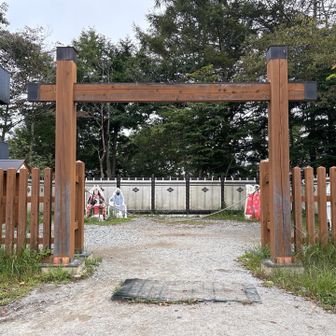 こちらも階段に鍵が掛かってました。残念。