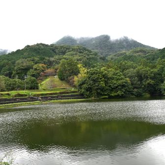 大池と二上山