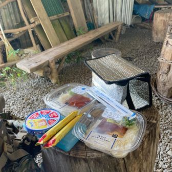 木陰がないので山小屋で昼食🍴
暑いと思って素麺をチョイスしたけど、今日は涼しいから何でも良かったかな😆
