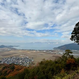 眼下に琵琶湖
遠くに比良山地
展望スポット！
ここでランチ🍽️