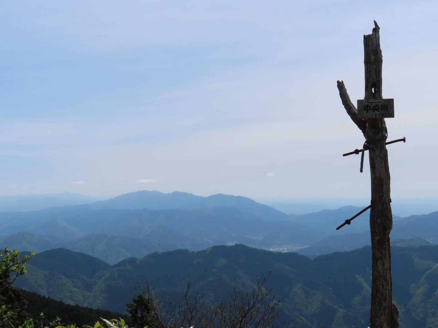 中央峰　遠くに那岐連山