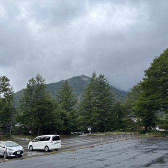 たぶん、前白根山かな。
小雨になりました。