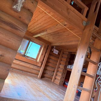 避難小屋の様子を確認。
三階建て、トイレもあってキレイです👍
