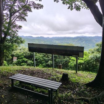 二ツ山山頂でランチ。