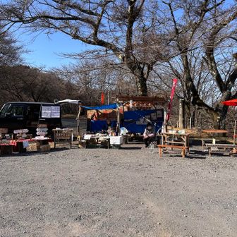 週末だけ営業してるそうです。
水分補給できるよ(有料)
キノコ汁をいただき、おばちゃんとおしゃべりしながら早めのお昼ご飯🍙