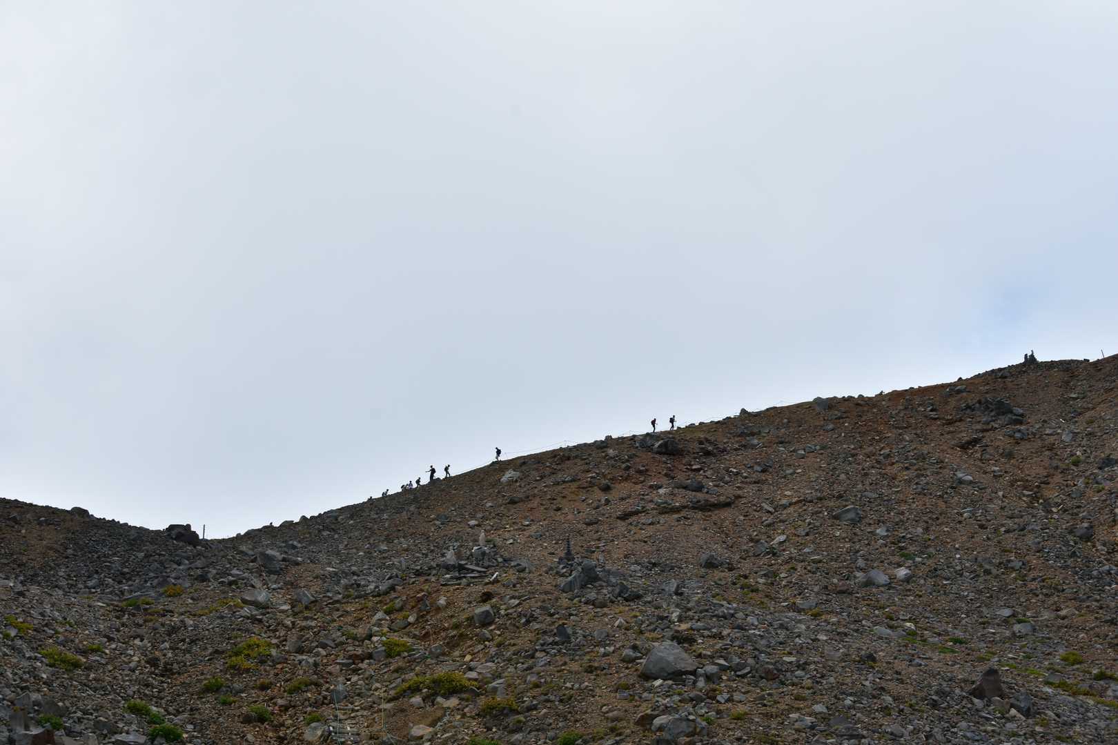 このあと 続々と登山者がやってきました。
長野側からの登山者ですね。