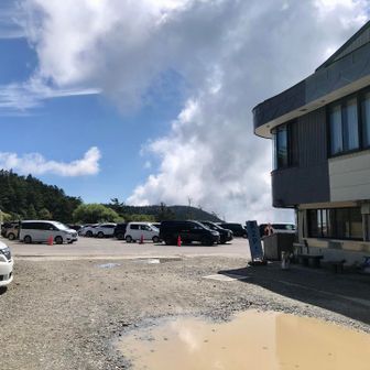 １時間ほどクネクネ山道を、グングン標高をあげて運転してきました😮‍💨

美ヶ原高原駐車場は満車状態でしたが、入れ替わりで、なんとか停めれました。

帰りには長蛇の駐車場待ちの車が！

トイレ有料