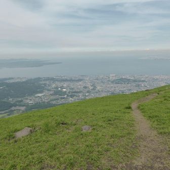 霞む別府湾を望む