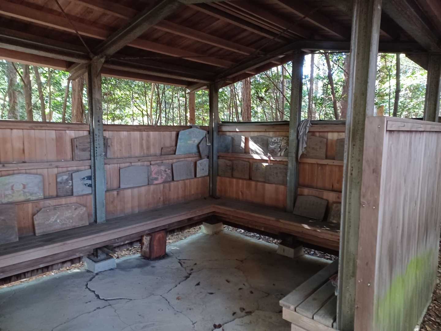 相変わらず不気味な小屋です