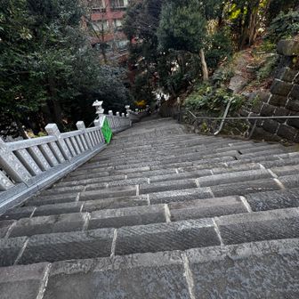 特に一方通行では
ありませんが‥
別のとこから
降りてみました😊
ここも急です😨