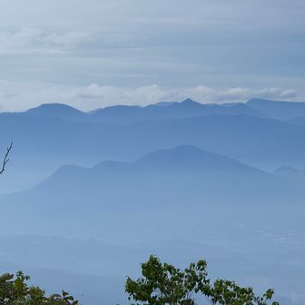 中央のとんがり山はどこだろ❓