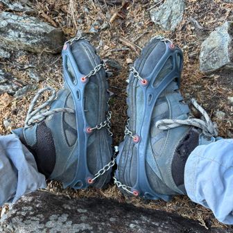 熊倉山からの急登を降るのでチェンスパ装着