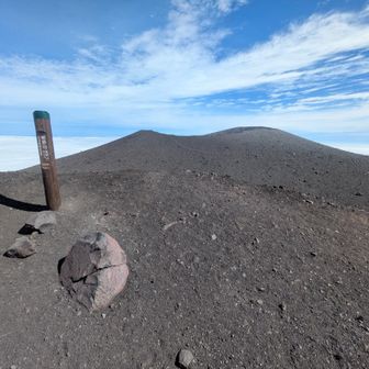 前掛山より浅間山(釜山かまやま2568m)。噴煙は見えません
