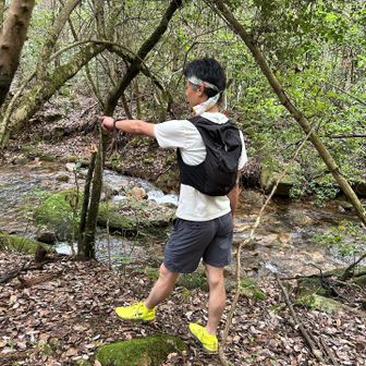 最後の渡渉部。
以前来たときは何の躊躇いもなく渡れる程度の水量だったけど、今回は前日が雨だったので水量多め💦