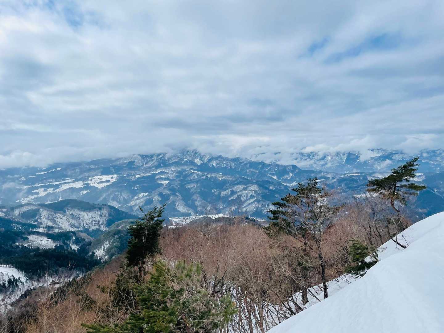 七合目の馬ノ背まで下りてきた！
瀞川山方面を望む🏔️
雨は上がりガスも晴れてきた✨