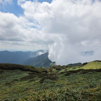 山頂に下津池登山口よりご夫婦と女性4人のグループが登って来られ少しお喋りして笹ヶ峰南登山口に
下山🧗‍♂️
