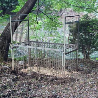 猪用の檻かな。