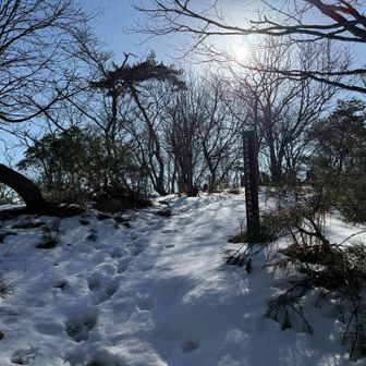 山頂手前はまだまだ雪がある