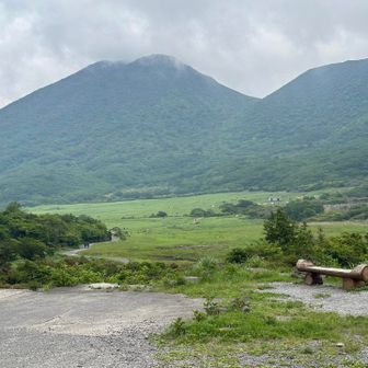 昨日の青空から一転、今日は灰色の雲がかかる平治岳と坊ガツル