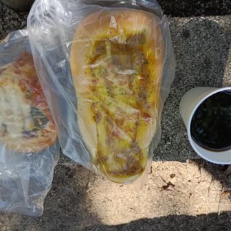 今日はパン屋さんの手作りパンを頂きました。