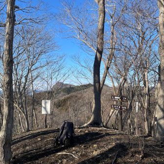 篭岩山
ピーク

奥久慈男体山からここまで越えてきた山々を眺めながら

１年前の同じ日12/27にも
この山頂に居たっけ、
と振り返る


20年ぶり？くらいの久々の岩場歩きで
かなり消耗した〜💦
みたいなレポを去年に残しています😅

さて、そっち方面にまた向かっていきましょう

