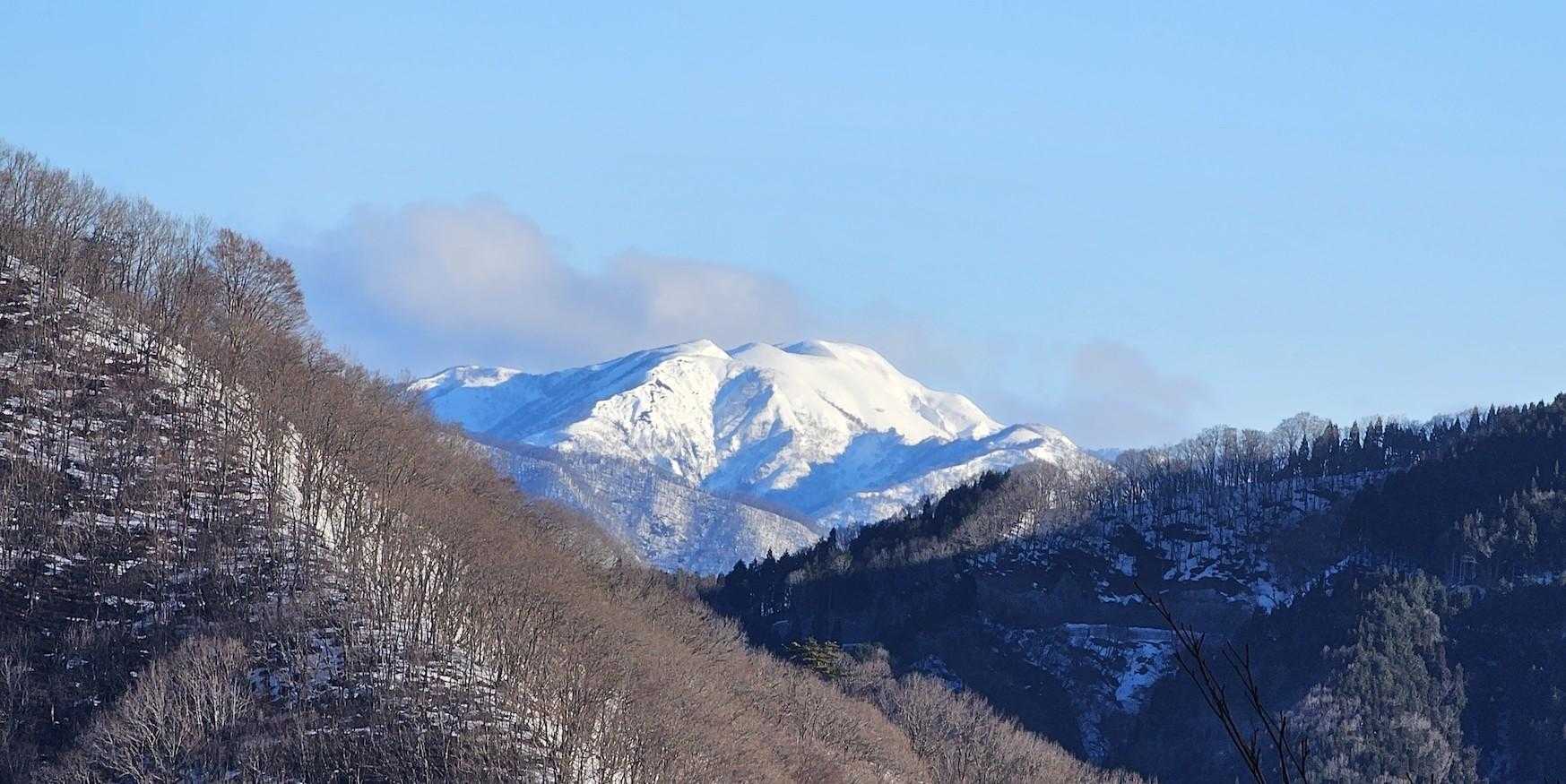 朝日に輝く真っ白なお山は能郷白山かな