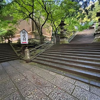 本堂は右だが最初に大下駄を見にまっすぐ行く