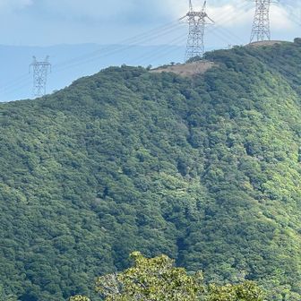 この前登った、鉄塔が目印の頭蛇ケ平見える