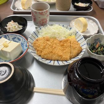 夕食の時間です
右上↗️卵焼きと思ったら…甘かった🍰
温かいお味噌汁は生き返るね