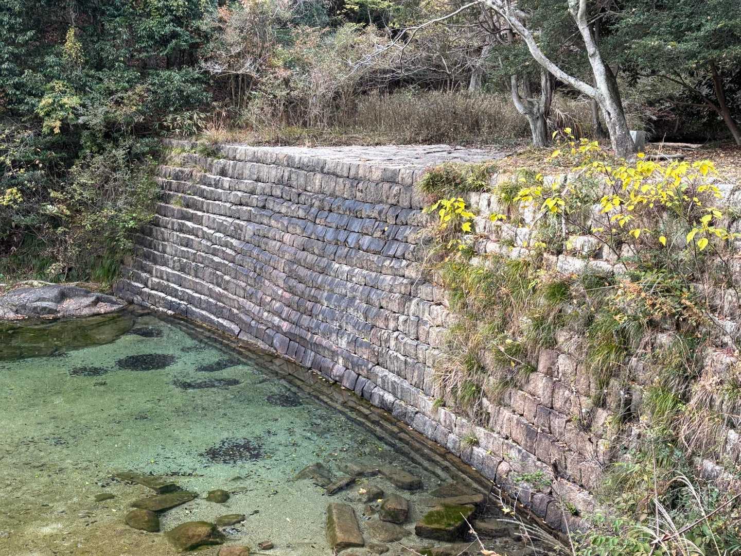 オランダ堰堤　水が随分少ない