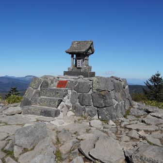 根子岳神社の祠。
四阿山の祠と違ってこちらは11年前と同じだ。
山頂名のプレートだけ別の物になっている。