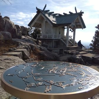 珍しくハシゴ側から登って山頂へ😆日が当たる方の温度計は20℃で日陰側は10℃