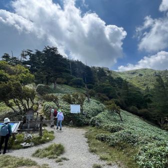 刀掛の松前の広場
山頂が見えます
頂上の建物は頂上ヒュッテの別館