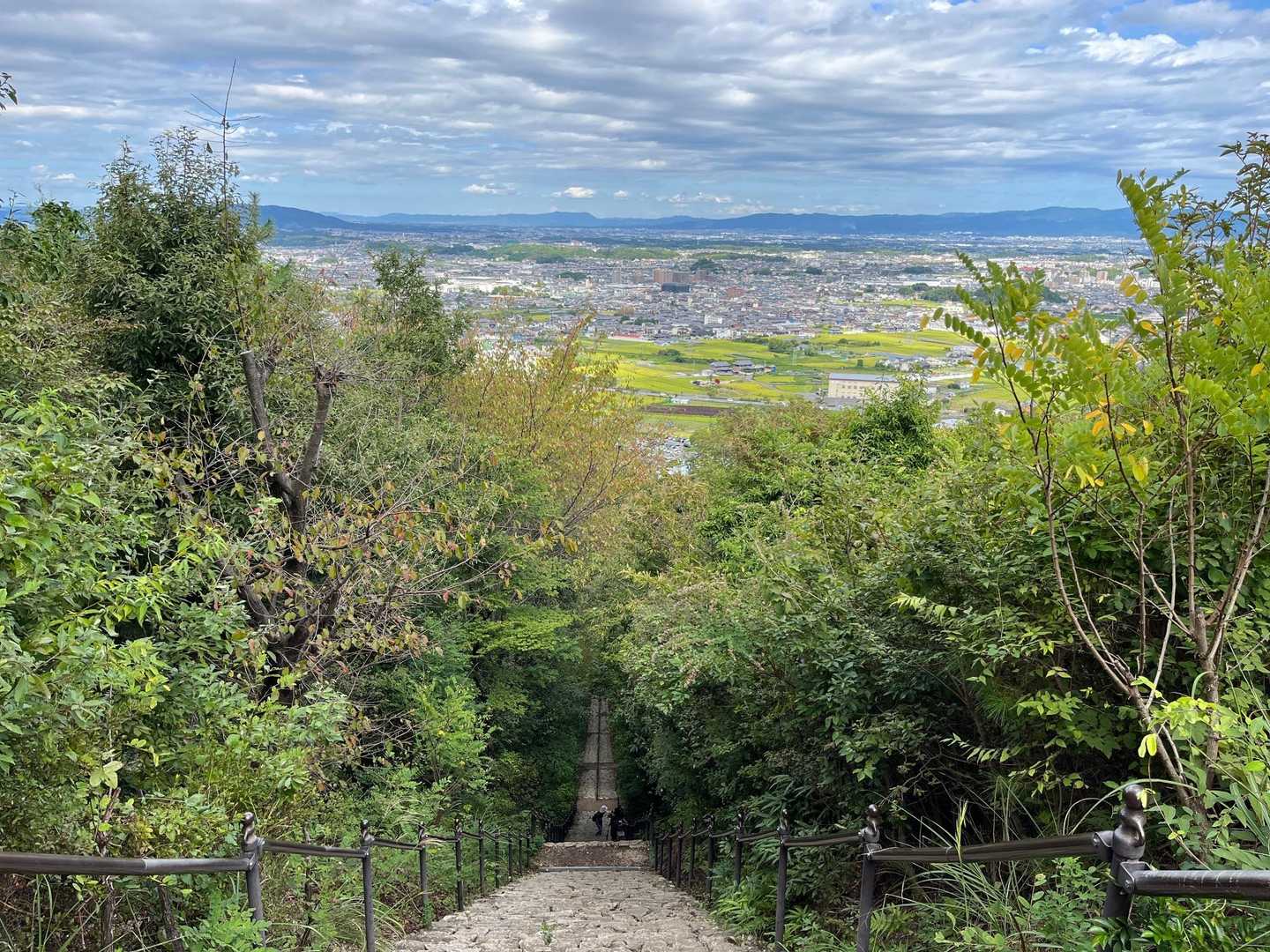 階段はリズミカルに走って下山