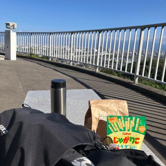 パンとお菓子でランチタイム🥐🍟